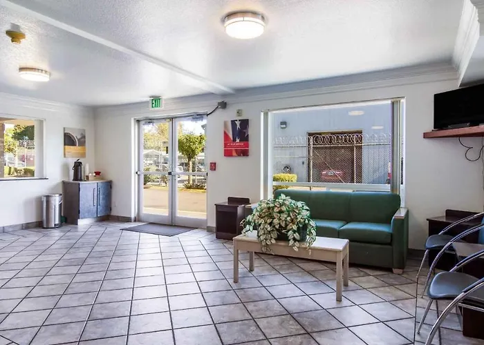Motel 6 Portland Mall - 205